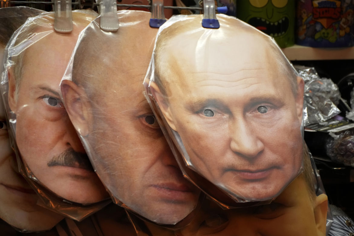 Putin w gumowej masce? "Spontaniczna przejażdżka po Mariupolu". Sobowtór dał plamę!