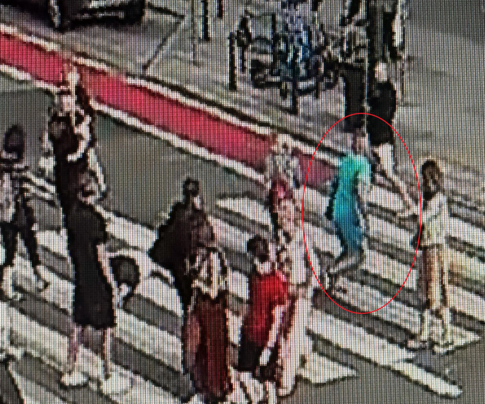 Brutalny atak na przejściu w centrum Warszawy. 33-latek bez powodu powalił pięścią mlodego Ukraińca