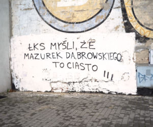 Widzew nosi czapkę z dupki od chleba, a ŁKS je komary... Derby Łodzi na murach