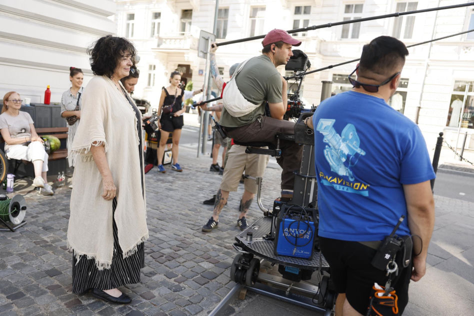 Katarzyna Grochola buszuje po planie nowego filmu