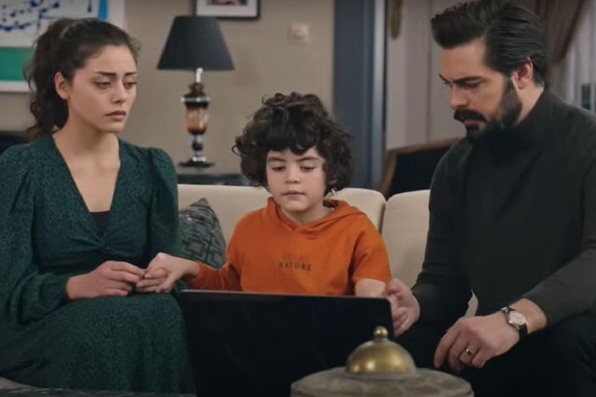 Namówi stryjka i ciotkę, by wspólnie obejrzeli film z ich ślubu 