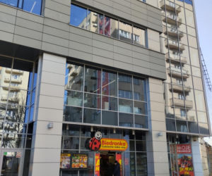 W budynku, w którym mieści się Biedronka znajduje się również siedziba firmy Jerónimo Martins, właściciela sieci dyskontów