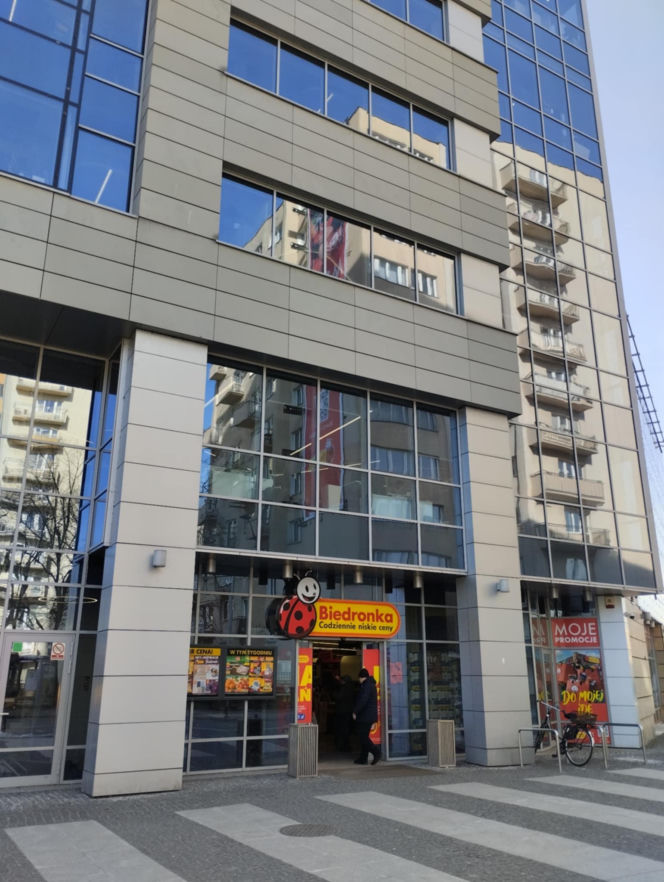 W budynku, w którym mieści się Biedronka znajduje się również siedziba firmy Jerónimo Martins, właściciela sieci dyskontów