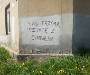 Widzew nosi czapkę z dupki od chleba, a ŁKS je komary... Derby Łodzi na murach