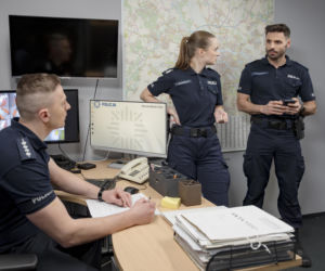 Policjantki i Policjanci, odcinek 1382: Emilka i Jacek, za namową Gai, podejmą próbę odbudowy swojej relacji