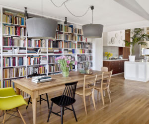 Jadalnia na tle domowej biblioteki