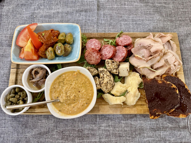 Deska z lokalnymi przystawkami w Vini e Capricci by Abrahams 