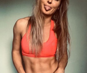 Martyna Grajber w łóżku z pucharem