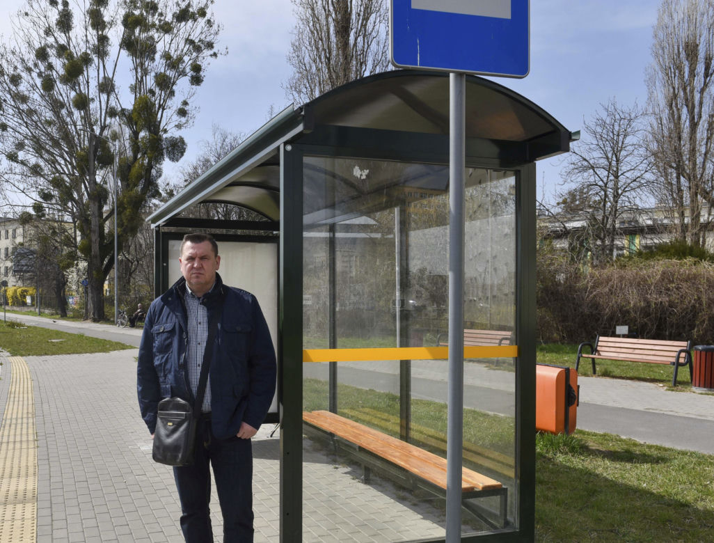 Arkadiusz Brodziński czeka na przystanku, na którym nie stają autobusy
