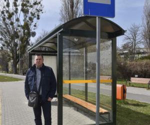 Arkadiusz Brodziński czeka na przystanku, na którym nie stają autobusy