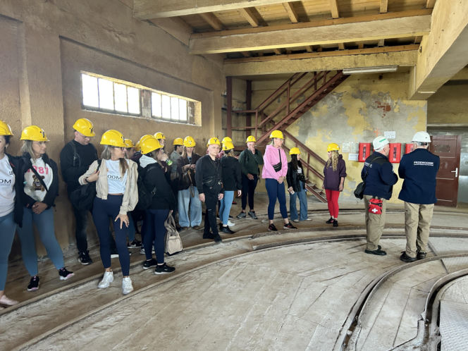 Trening fitness na stepie 600 metrów pod ziemią. Poznanianki zawalczyły o rekord Guinnessa