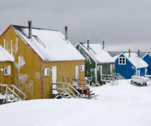 Ittoqqortoormiit to miasto na surowym lądzie Ziemi. Mieszka w nim ok. 350 osób