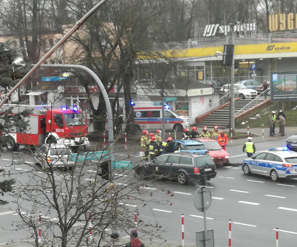 Wypadek na skrzyżowaniu Traugutta i Wasilkowskiej. Zderzyły się 3 samochody [ZDJĘCIA]