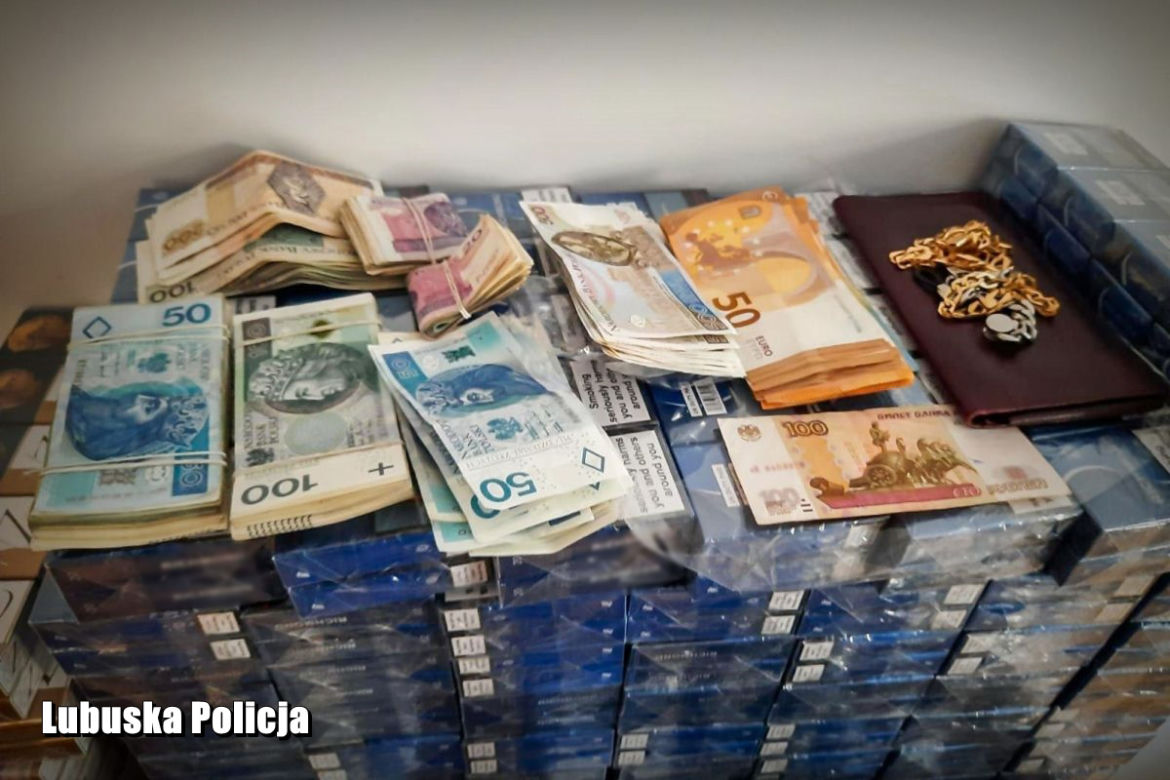 Akcja policji w mieszkaniu w Gorzowie. Zatrzymany ukrywał mnóstwo skarbów