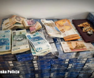 Akcja policji w mieszkaniu w Gorzowie. Zatrzymany ukrywał mnóstwo skarbów