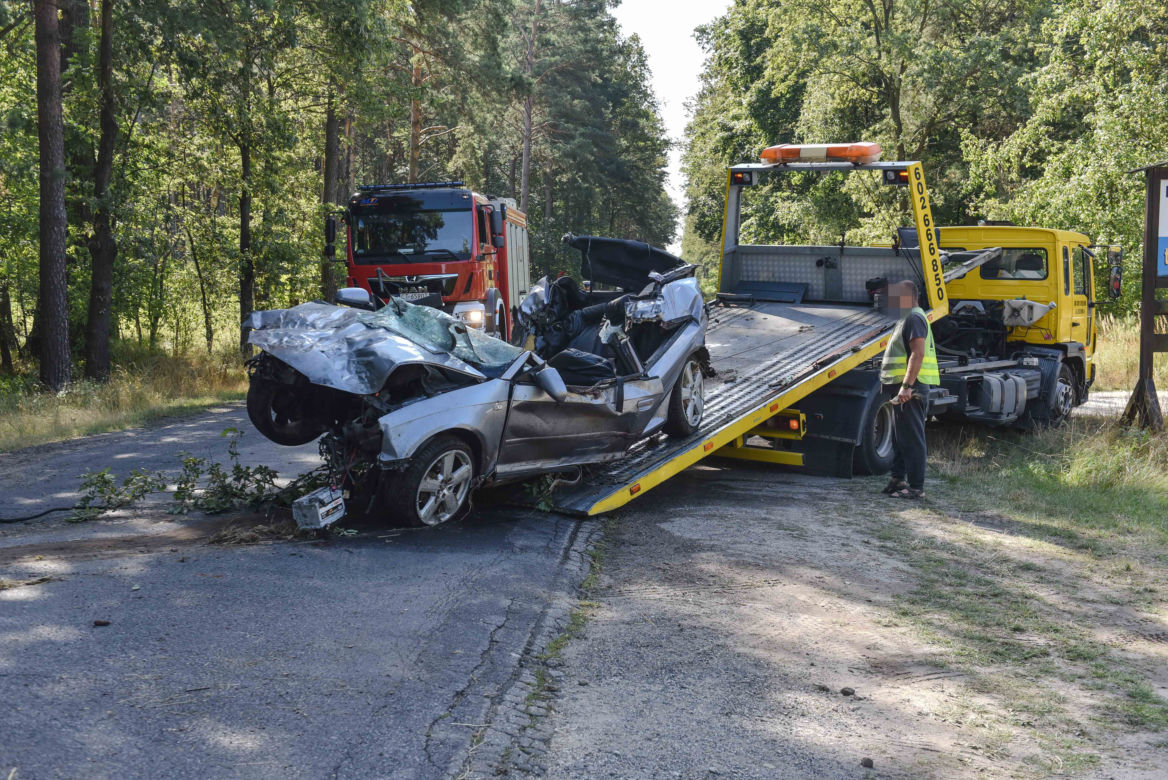 Nastolatkowie roztrzaskali się w lesie
