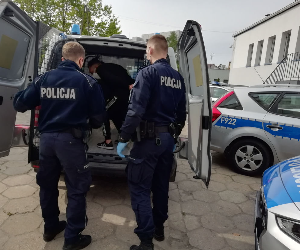 Chcieli okraść babcię. Do akcji wkroczyli wnuczkowie! ZŁODZIEJ ze strachu się zabarykadował  