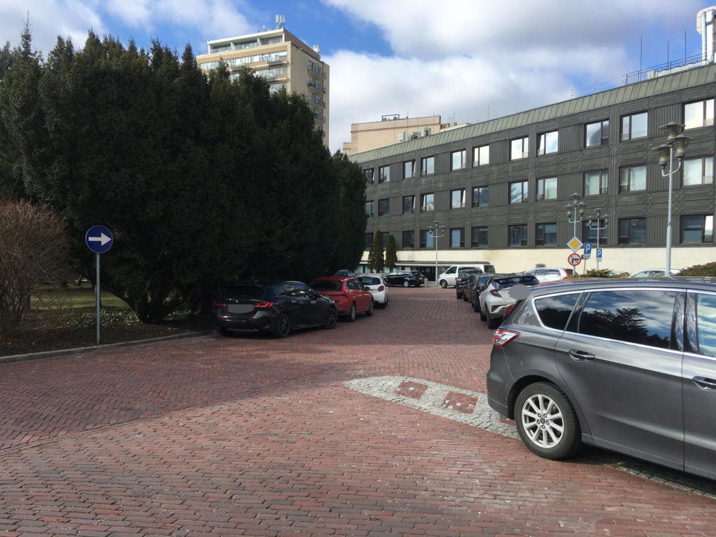 Głosują za wysokimi mandatami, sami łamią przepisy