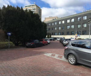 Głosują za wysokimi mandatami, sami łamią przepisy