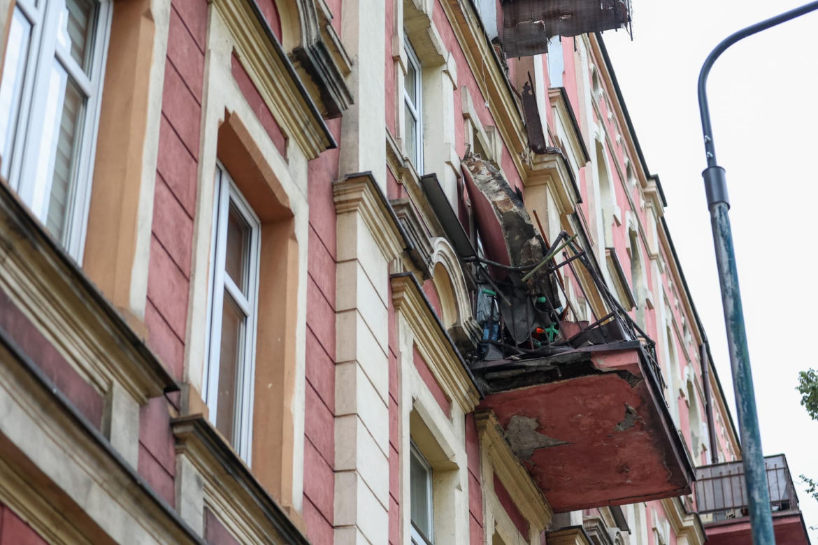 Pani Sylwia zginęła, a jej mąż walczy o życie. Zarwał się pod nimi balkon. Sprawą zajmie się prokuratura.