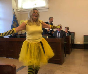 Radna z Poznania przebrała się za pszczołę