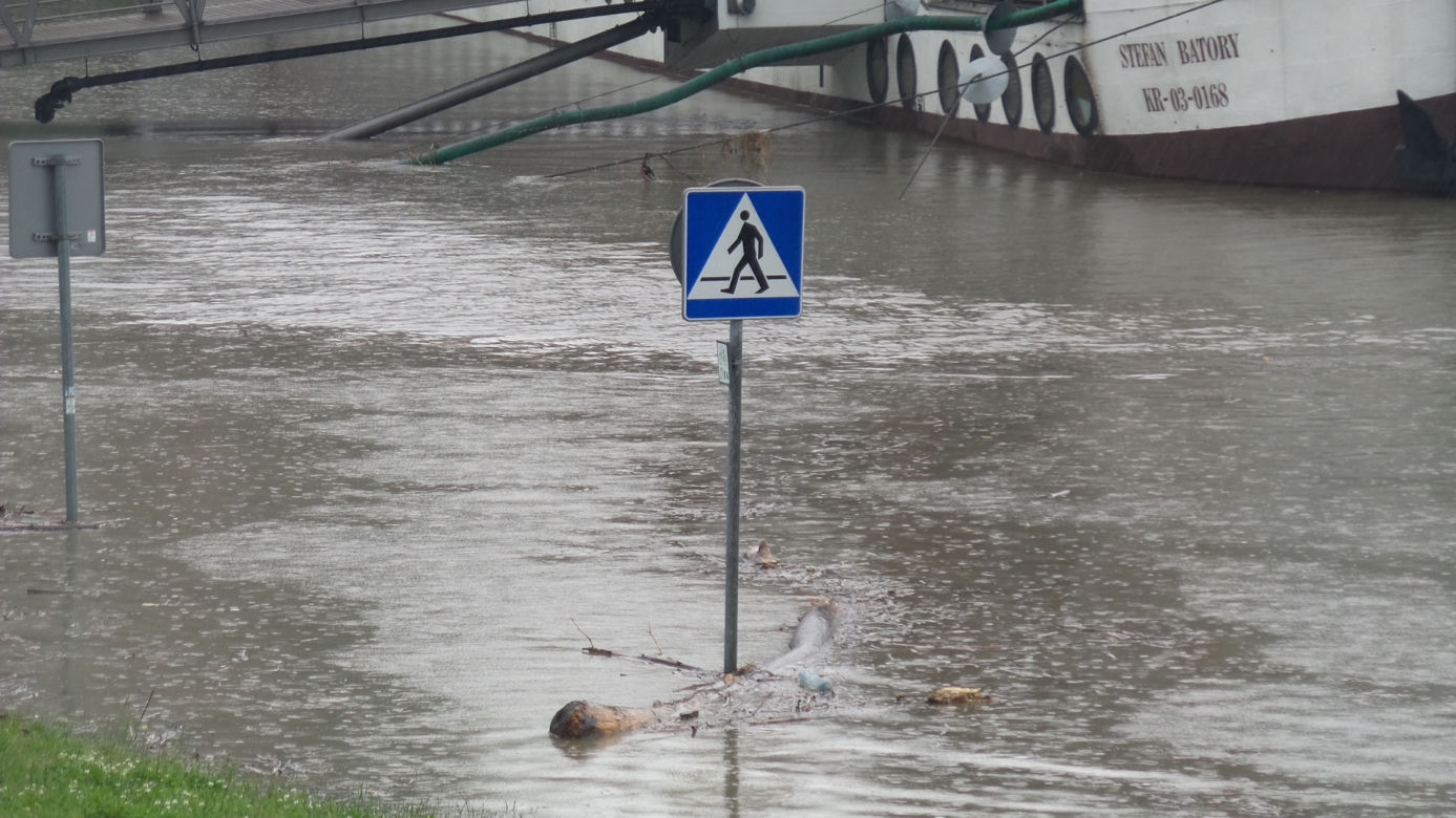 Powódź w Krakowie 24.05.2019: Fala kulminacyjna na Wiśle: zalane bulwary, "okropny widok"