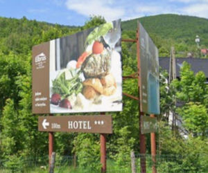 Reklamy zalewają ulice Szczyrku