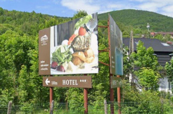 Reklamy zalewają ulice Szczyrku