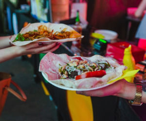 Jedzenie na kółkach? Czemu nie! Zobacz najlepsze food trucki w Warszawie! [PRZEGLĄD]