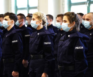 Ponad 50 nowych policjantów na Warmii i Mazurach. Złożyli uroczyste ślubowanie w Olsztynie [ZDJĘCIA]