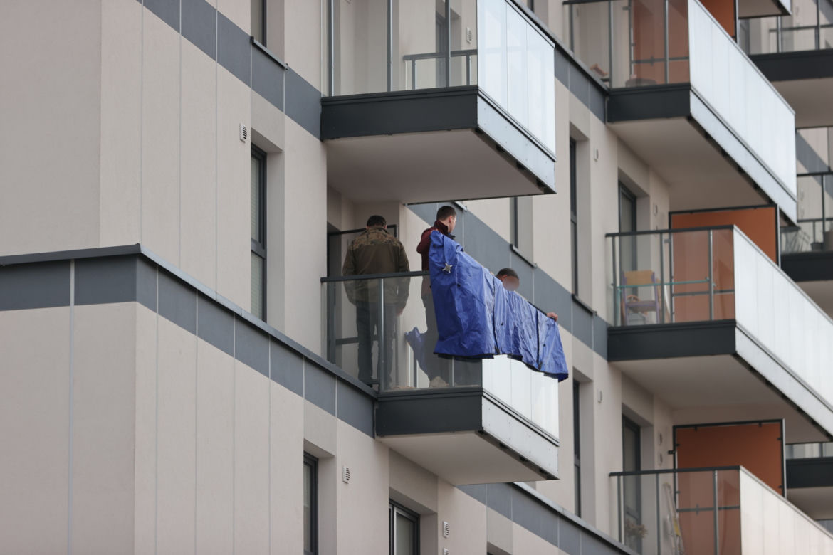 Policja zasłoniła balkon dwie godziny później