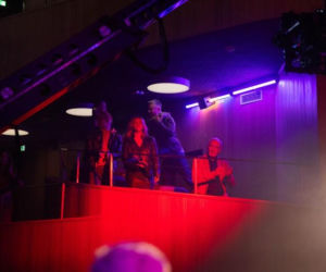 „Pierwsza miłość” odc. 4129 streszczenie. Uwięzionej w domu Izabeli Teresie udaje się sforsować okno. W tym momencie pod dom podjeżdża Izabela