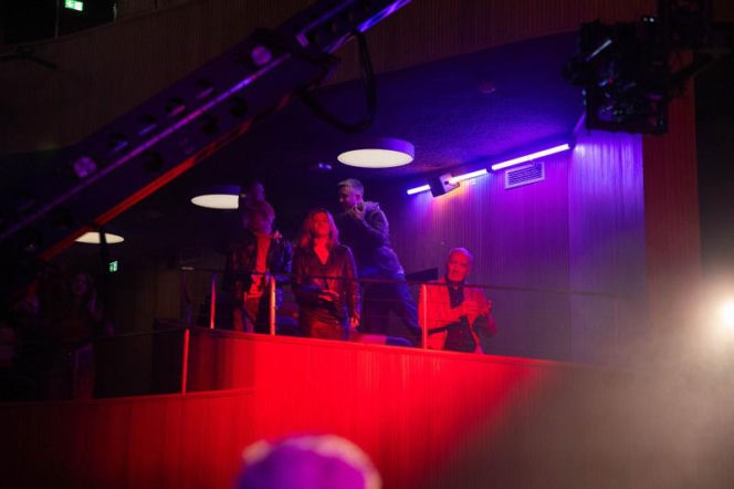 „Pierwsza miłość” odc. 4129 streszczenie. Uwięzionej w domu Izabeli Teresie udaje się sforsować okno. W tym momencie pod dom podjeżdża Izabela