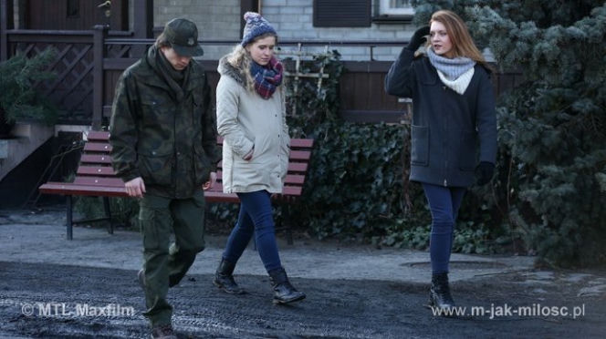 	M jak miłość odc. 1145. Ula (Iga Krefft) Natalka (Marcjanna Lelek), Franek Zarzycki (Piotr Nerlewski)