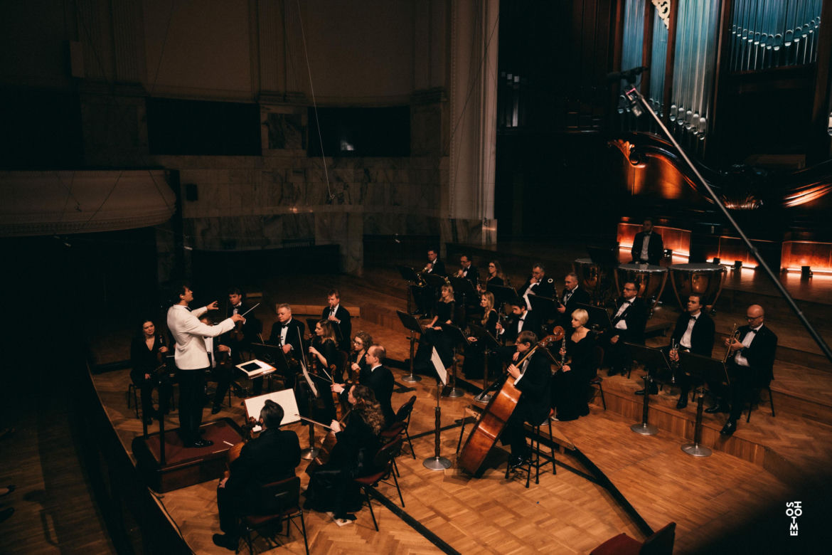 Jakub Józef Orliński i przydatne wskazówki, jak zachować się w filharmonii