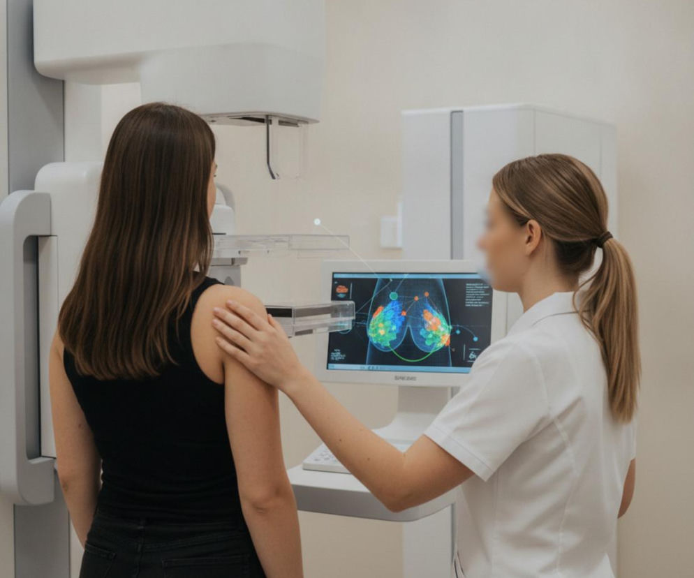 Lekarka bada kobietę mammografem. Na ekranie widać kolorowy skan piersi. O roli AI w diagnostyce na Poradnik Zdrowie.