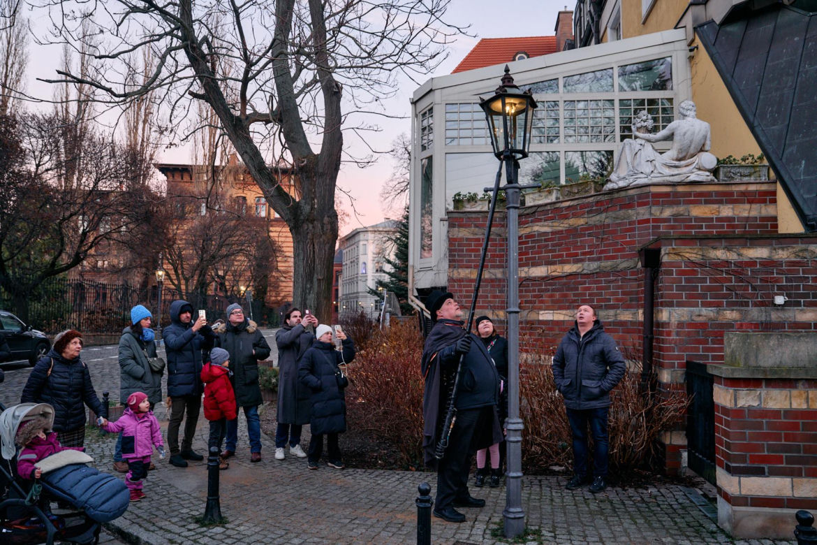 Wrocławski latarnik zapala 99 lamp gazowych