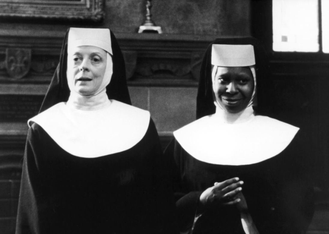 Maggie Smith w filmie "Zakonnica w przebraniu" 