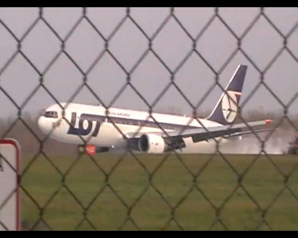 Awaryjne lądowanie Boeinga 767 na Okęciu - NOWE ZDJĘCIA