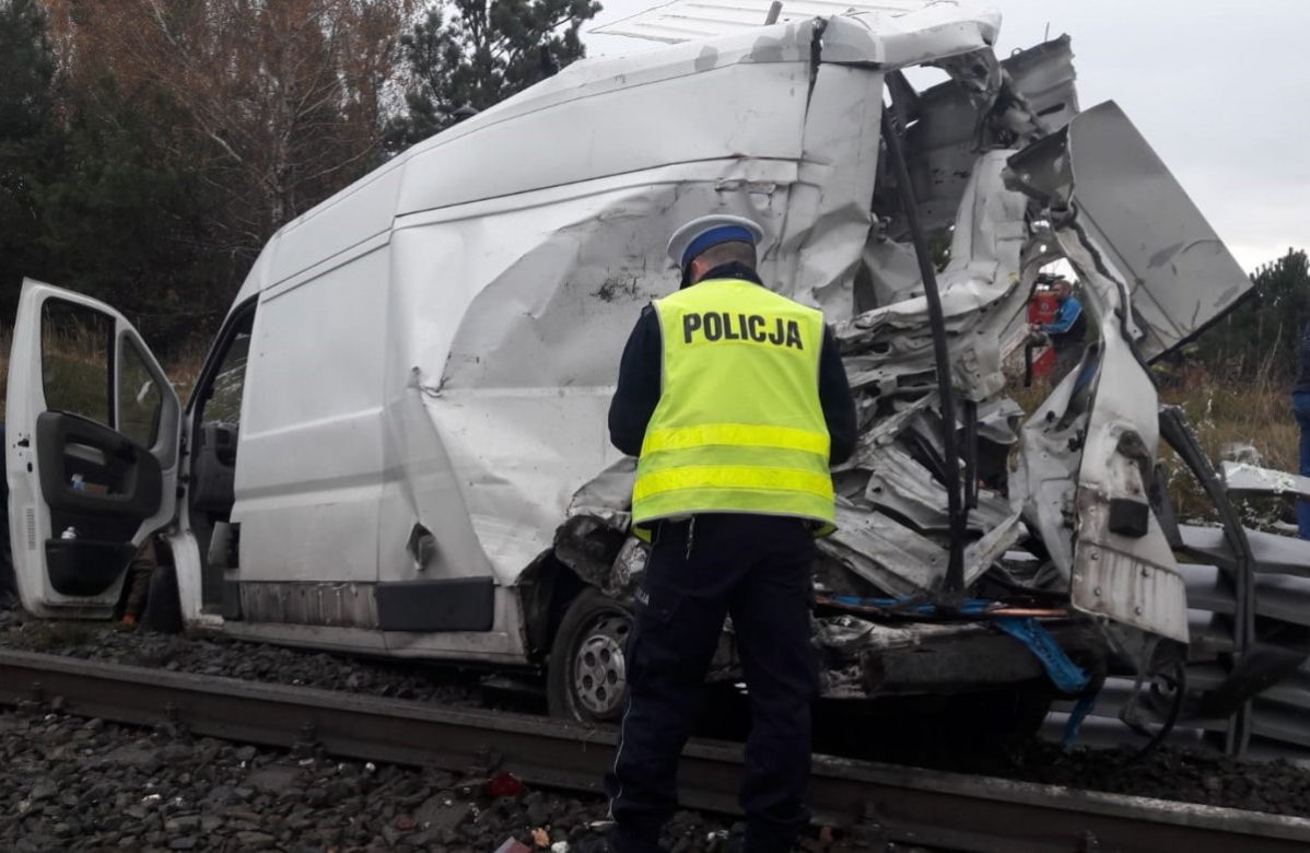 Groźny wypadek na torach w Grześce. Z busa nic nie zostało...