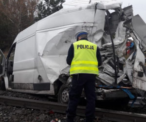 Groźny wypadek na torach w Grześce. Z busa nic nie zostało...