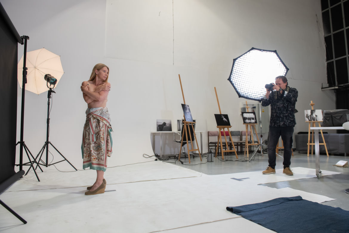 Na Wspólnej odc. 3120. Renata (Marta Jankowska), fotograf Roch (Piotr Łukawski)