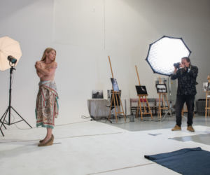 Na Wspólnej odc. 3120. Renata (Marta Jankowska), fotograf Roch (Piotr Łukawski)