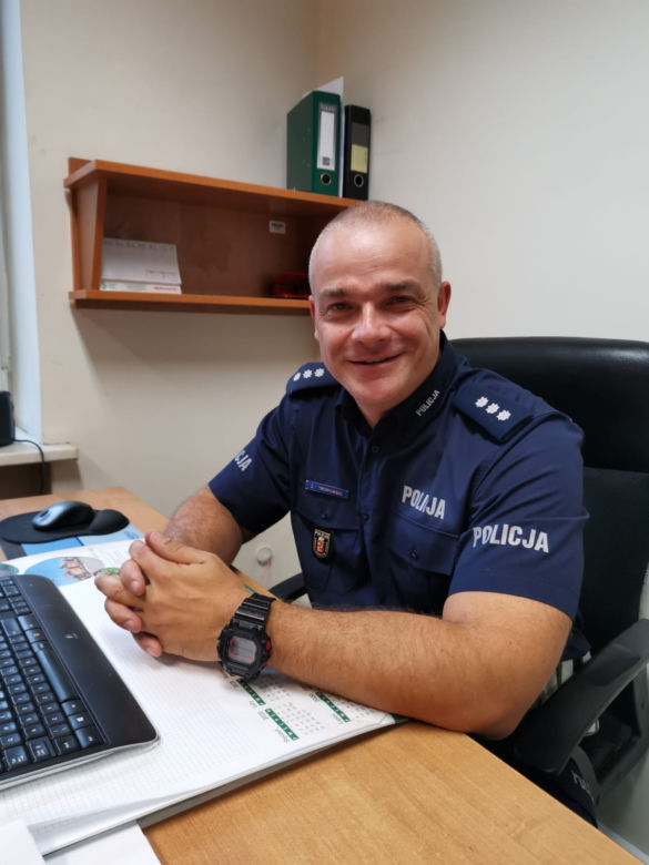 Brawo panie naczelniku! Policjant rzucił się na pomoc psom i uratował je z rąk oprawcy