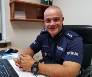 Brawo panie naczelniku! Policjant rzucił się na pomoc psom i uratował je z rąk oprawcy