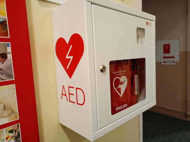 Defibrylator na głównym korytarzu CKZiU w Siedlcach