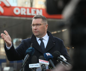 Konferencja Przemysława Czarnka na stacji paliw koncernu Orlen w Warszawie