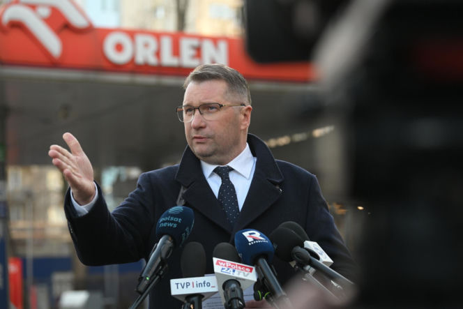 Konferencja Przemysława Czarnka na stacji paliw koncernu Orlen w Warszawie
