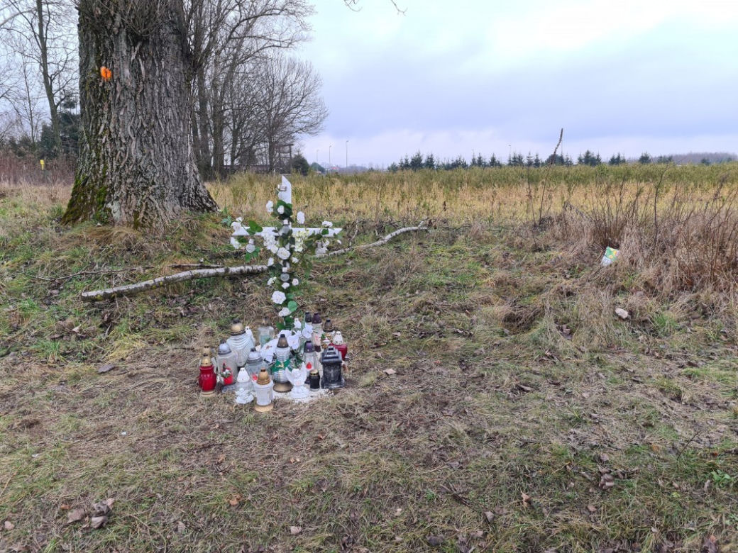 Tutaj zginęła 16-letnia Paulinka. Krzyż w Makowisku przypomina o strasznej tragedii [GALERIA]