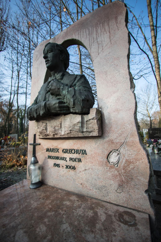 Kraków pamięta. Na grobie Marka Grechuty zawsze palą się znicze. Jeden szczegół jego grobu chwyta za serce